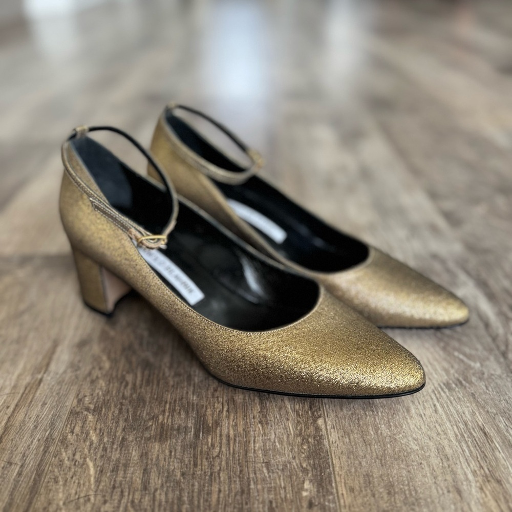 NWOT! MANOLO BLAHNIK Listony Gold Glitter Ankle Strap Pump, 30mm Heel - Size 37 - Picture 11 of 12